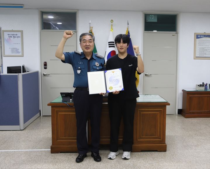 [부산=뉴시스] 부산 연제경찰서는 11일 도시철도역 내 절도미수범 검거에 기여한 공로로 최성윤(10대) 군(오른쪽)에게 표창장을 수여했다. (사진=연제경찰서 제공) 2025.06.11. photo@newsis.com *재판매 및 DB 금지
