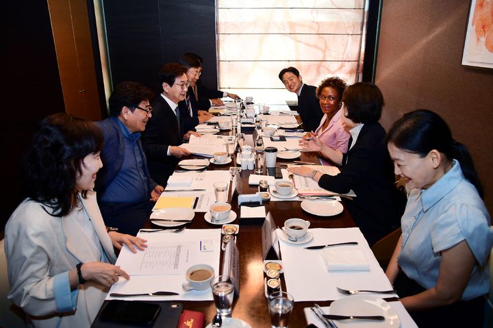[서울=뉴시스] 원희목 한국글로벌보건연맹 이사장, 마리앙지 사라카-야오 Gavi 최고파트너십책임자, 국내 백신 기업들의 간담회 모습 (사진=한국글로벌보건연맹 제공) 2025.06.11. photo@newsis.com *재판매 및 DB 금지