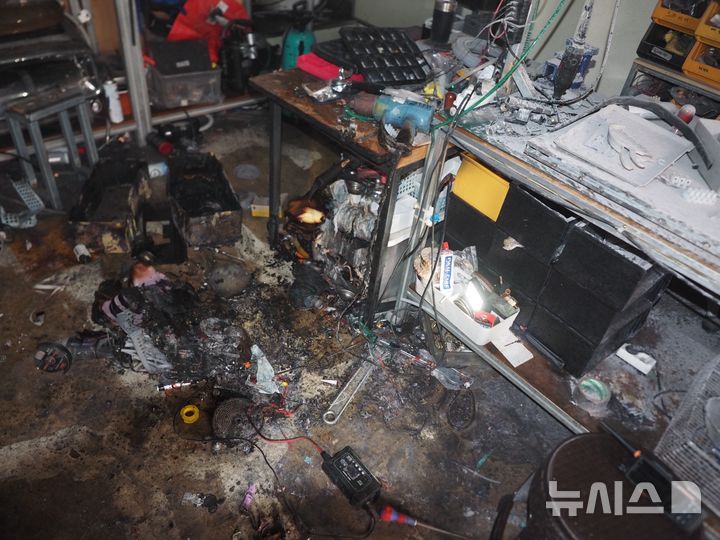 [대구=뉴시스] 11일 오후 1시20분께 대구 서구 내당동의 한 커피머신 수리업체에서 화재가 발생했다. (사진=대구소방안전본부 제공) 2025.06.11. photo@newsis.com