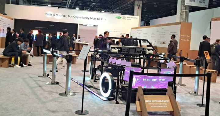 [서울=뉴시스]서울반도체가 'CES 2025'에서 선보인 와이캅 기반 마이크로 LED를 활용한 자동차 데모. (사진=서울반도체 제공) 2025.06.11. photo@newsis.com *재판매 및 DB 금지