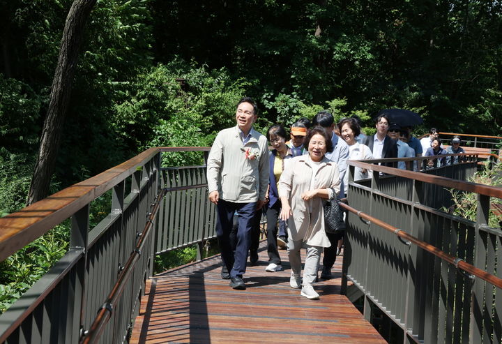 [서울=뉴시스] 대모산 따뜻한 동행길 준공식. 2025.06.11. (사진=강남구 제공) *재판매 및 DB 금지