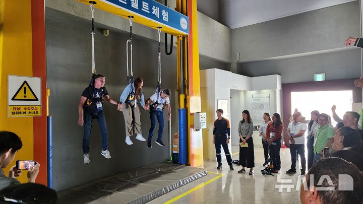 포스코 해외법인 모범사원들이 특별 체험 교육을 수강하고 있다.(사진=포스코 제공) 2025.06.11. photo@newsis.com