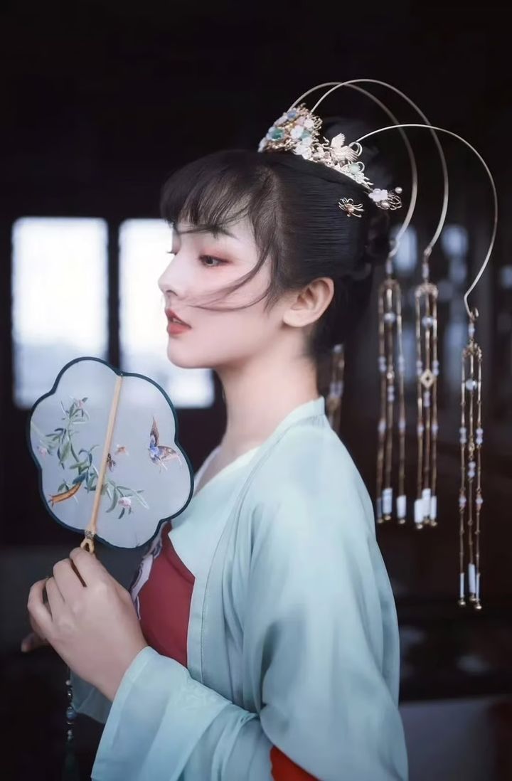 [뉴시스]미녀 여군으로 알려져 있는 부자이나푸 야센장. (사진=웨이보) 2025.6.11 *재판매 및 DB 금지