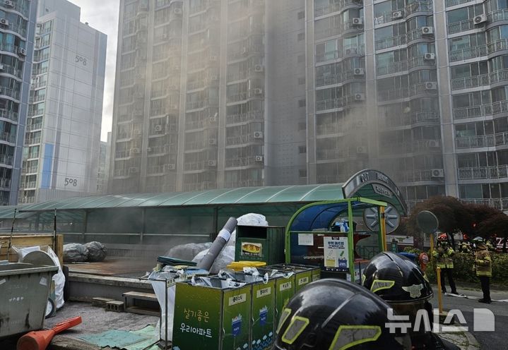 [청주=뉴시스] 11일 충북 청주시 서원구 분평동의 한 아파트 단지 지하주차장에서 불이나 연기가 치솟고 있다. (사진= 청주서부소방서 제공) 2025.06.11. photo@newsis.com *재판매 및 DB 금지