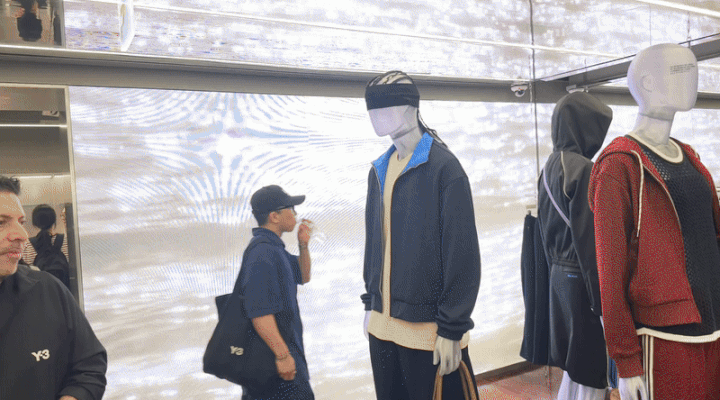 [서울=뉴시스]전병훈 수습기자 = 지난 11일 서울 강남구 신사동에 문을 열 '아디다스 오리지널스 도산 플래그십 스토어(adidas Originals Dosan Flagship Store)' 1층 모습 *재판매 및 DB 금지 *재판매 및 DB 금지