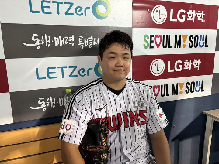 [서울=뉴시스] 신유림 수습 기자 = 프로야구 LG 트윈스 장현식이 11일 잠실구장에서 열린 2025 신한 쏠뱅크 KBO리그 SSG 랜더스와의 경기를 마친 뒤 취재진과 인터뷰를 하고 있다. 2025.06.11. spicy@newsis.com *재판매 및 DB 금지