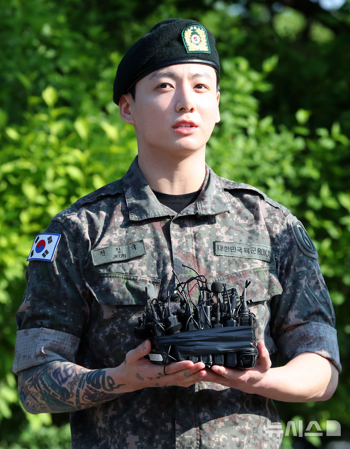 [연천=뉴시스] 김혜진 기자 = 군 복무를 마친 방탄소년단 정국이 11일 오전 경기도 연천군의 한 부대 인근에서 전역인사를 하고 있다. 2025.06.11. jini@newsis.com