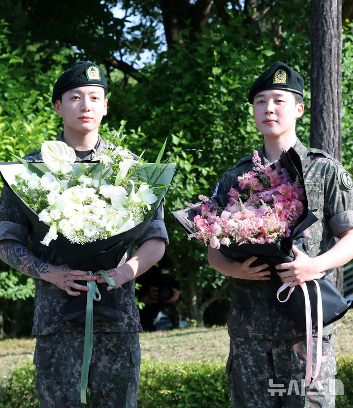 [연천=뉴시스] 김혜진 기자 = 군 복무를 마친 방탄소년단 정국(왼쪽), 지민이 11일 오전 경기도 연천군의 한 부대 인근에서 전역인사를 하고 있다. 2025.06.11. jini@newsis.com