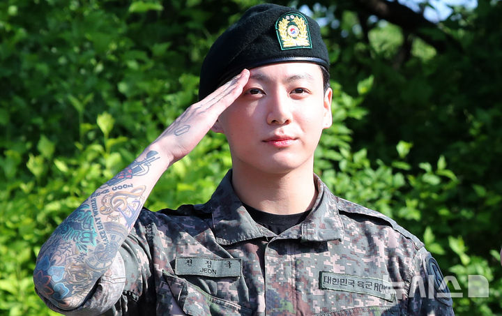 [연천=뉴시스] 김혜진 기자 = 군 복무를 마친 방탄소년단 정국이 11일 오전 경기도 연천군의 한 부대 인근에서 전역인사를 하고 있다. 2025.06.11. jini@newsis.com