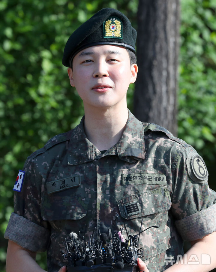 [연천=뉴시스] 김혜진 기자 = 군 복무를 마친 방탄소년단 지민이 11일 오전 경기도 연천군의 한 부대 인근에서 전역 인사를 하고 있다. 2025.06.11. jini@newsis.com