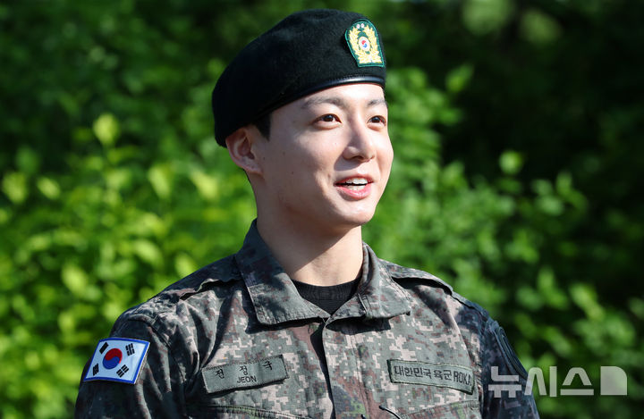 [연천=뉴시스] 김혜진 기자 = 군 복무를 마친 방탄소년단 정국이 11일 오전 경기도 연천군의 한 부대 인근에서 전역 인사를 하고 있다. 2025.06.11. jini@newsis.com