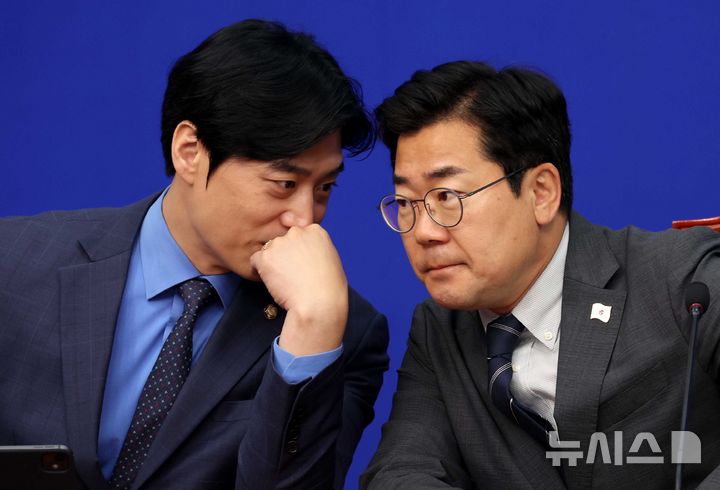 [서울=뉴시스] 조성봉 기자 = 박찬대 더불어민주당 당대표 직무대행 겸 원내대표가 11일 오전 서울 여의도 국회에서 열린 최고위원회의에서 한준호(왼쪽) 최고위원과 대화를 하고 있다. 2025.06.11. suncho21@newsis.com