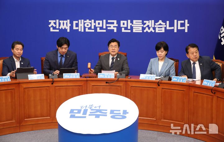 [서울=뉴시스] 조성봉 기자 = 박찬대 더불어민주당 당대표 직무대행 겸 원내대표가 11일 오전 서울 여의도 국회에서 열린 최고위원회의에서 의사봉을 두드리며 속개 선언을 하고 있다. 2025.06.11. suncho21@newsis.com