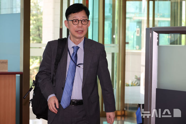 [서울=뉴시스] 김명원 기자 = 박윤주 외교부 1차관이 11일 오전 서울 종로구 외교부에 첫 출근을 하고 있다. 2025.06.11. kmx1105@newsis.com