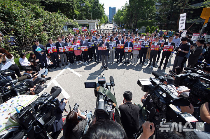 [서울=뉴시스] 김금보 기자 = 권성동 원내대표가 11일 오전 서울 서초구 서울고등법원에서 열린 법원의 이재명 대통령 공직선거법 위반 파기환송심 추후 지정 결정을 비판하는 현장의원총회에서 발언을 하고 있다. 2025.06.11. kgb@newsis.com