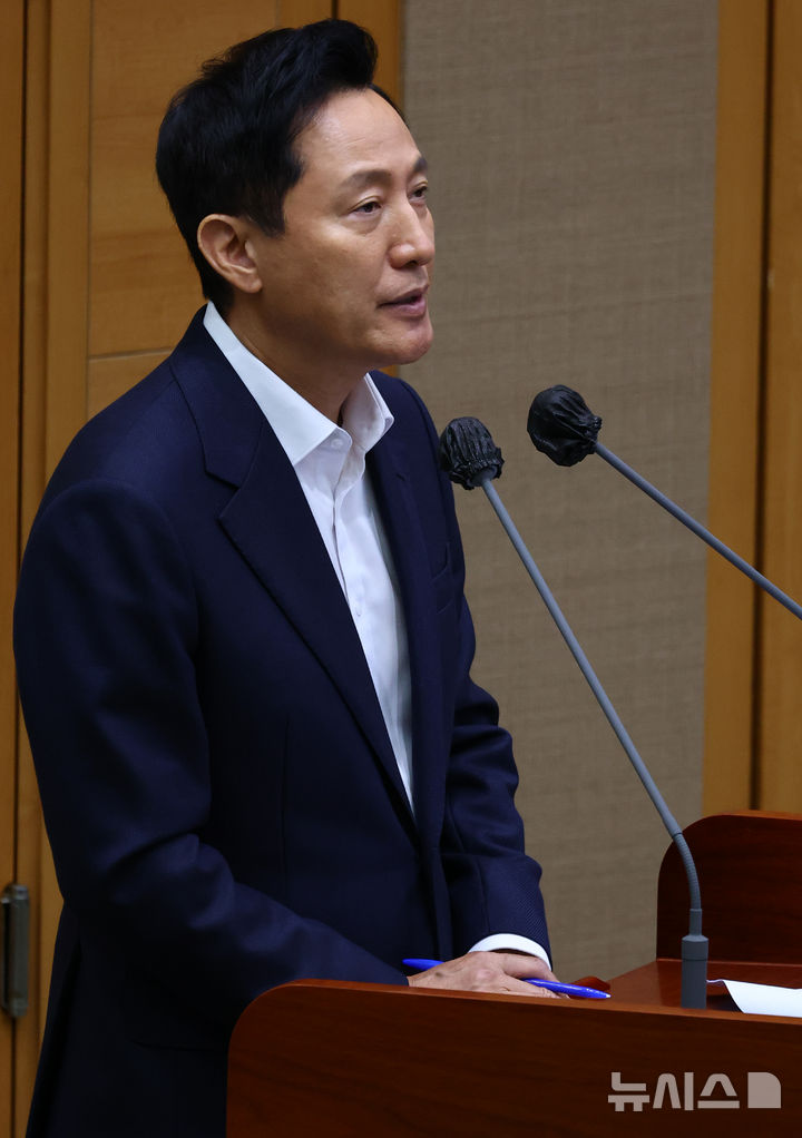 [서울=뉴시스] 박주성 기자 = 오세훈 서울시장이 11일 오전 서울 중구 서울시의회에서 열린 제331회 정례회 제2차 본회의에서 김동욱 의원의 질의에 답하고 있다. 2025.06.11. park7691@newsis.com