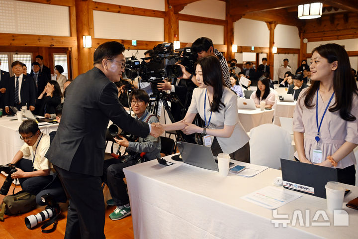 [서울=뉴시스] 국회사진기자단 = 우원식 국회의장이 11일 서울 여의도 국회 사랑재에서 열린 취임 1주년 기자간담회에 참석하며 기자들과 인사하고 있다. 2025.06.11. photo@newsis.com