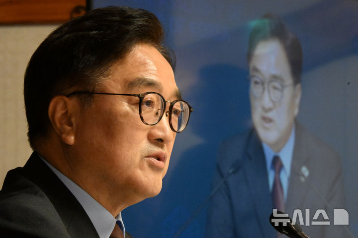 [서울=뉴시스] 국회사진기자단 = 우원식 국회의장이 11일 서울 여의도 국회 사랑재에서 열린 취임 1주년 기자간담회에서 발언하고 있다. 2025.06.11. photo@newsis.com