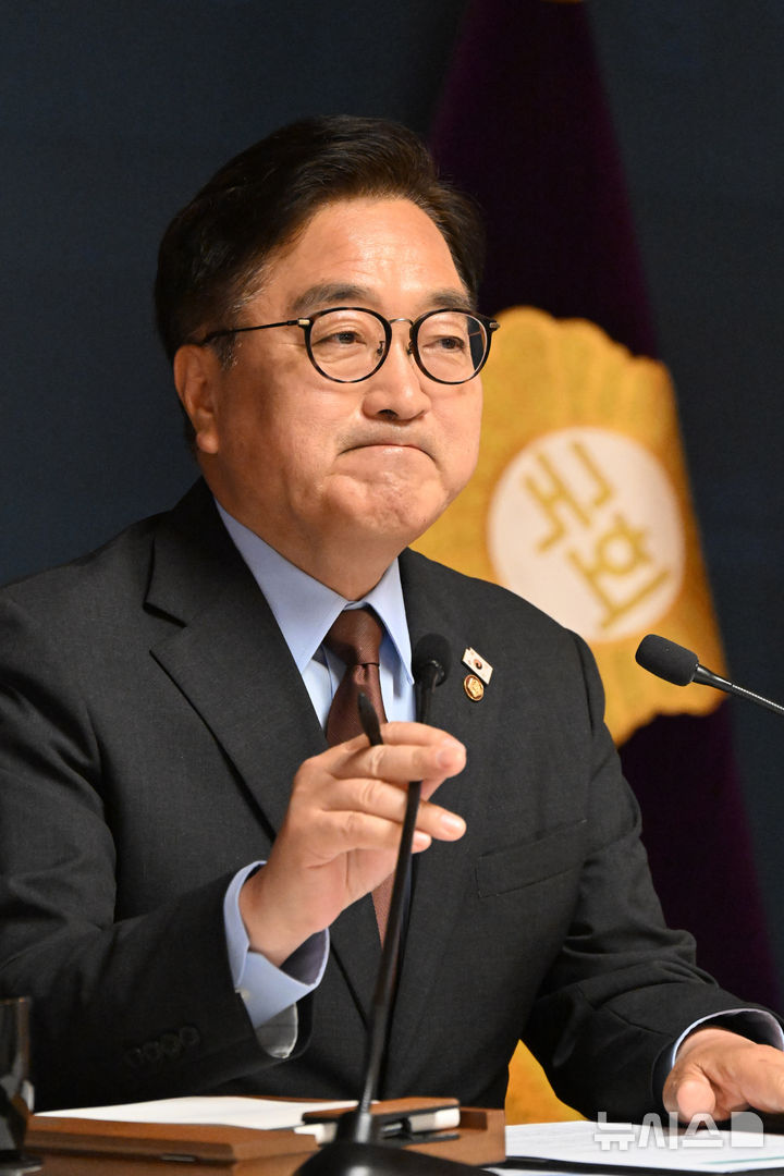 [서울=뉴시스] 국회사진기자단 = 우원식 국회의장이 11일 서울 여의도 국회 사랑재에서 열린 취임 1주년 기자간담회에서 취재진 질문을 듣고 있다. 2025.06.11. photo@newsis.com