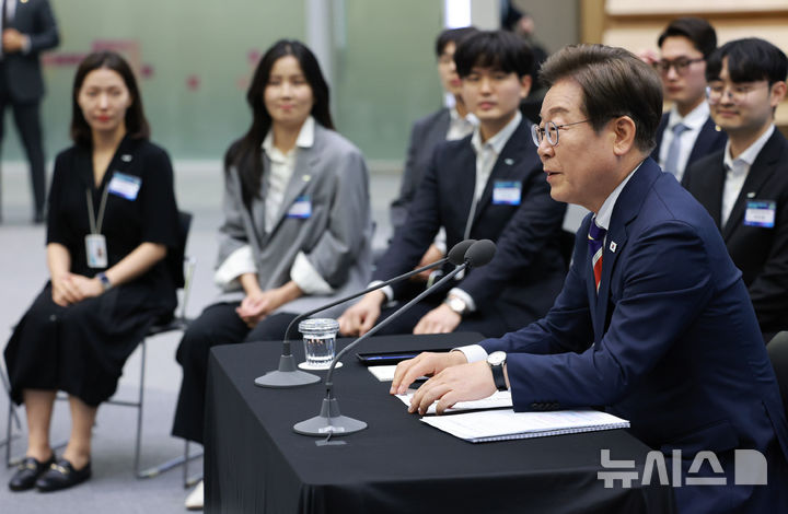 [서울=뉴시스] 고범준 기자 = 이재명 대통령이 11일 서울 영등포구 한국거래소에서 열린 주식시장 불공정거래 근절을 위한 현장 간담회에서 발언하고 있다. 2025.06.11. bjko@newsis.com
