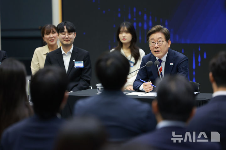 [서울=뉴시스] 고범준 기자 = 이재명 대통령이 11일 서울 영등포구 한국거래소에서 열린 주식시장 불공정거래 근절을 위한 현장 간담회에서 참석자의 질문에 답하고 있다. 2025.06.11. bjko@newsis.com