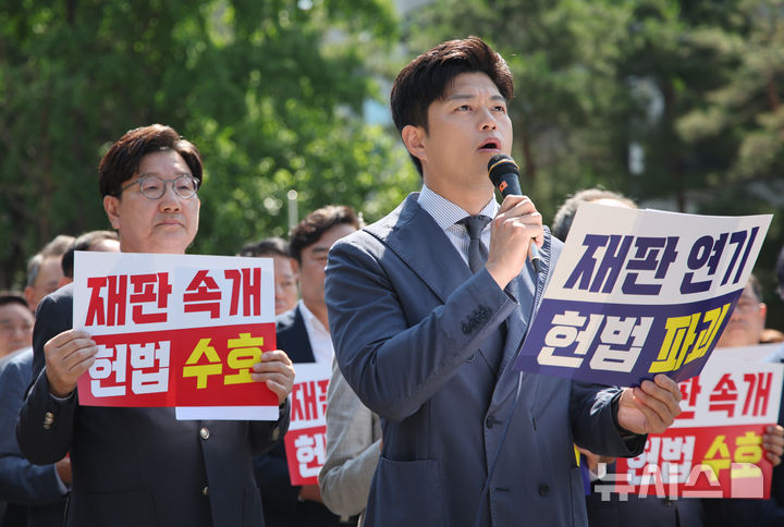 [서울=뉴시스] 김금보 기자 = 김용태 국민의힘 비상대책위원장이 11일 오전 서울 서초구 서울고등법원에서 열린 법원의 이재명 대통령 공직선거법 위반 파기환송심 추후 지정 결정을 비판하는 현장의원총회에서 발언을 하고 있다. 2025.06.11. kgb@newsis.com