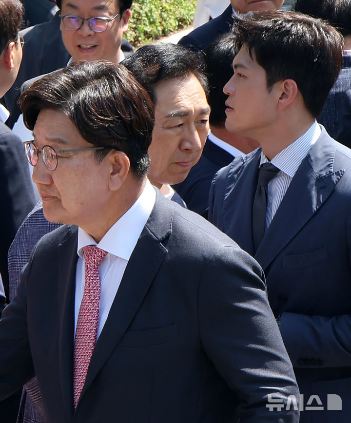 [서울=뉴시스] 김금보 기자 = 김용태 국민의힘 비상대책위원장과 권성동 원내대표, 김기현 의원이 11일 오전 서울 서초구 서울고등법원에서 법원의 이재명 대통령 공직선거법 위반 파기환송심 추후 지정 결정을 비판하는 현장의원총회를 마치고 굳은 표정으로 이동하고 있다. 2025.06.11. kgb@newsis.com