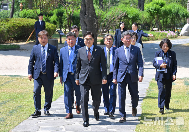 [서울=뉴시스] 국회사진기자단 = 우원식 국회의장이 11일 서울 여의도 국회에서 취임 1주년 기자간담회를 하기 위해 사랑재로 향하고 있다. 2025.06.11. photo@newsis.com
