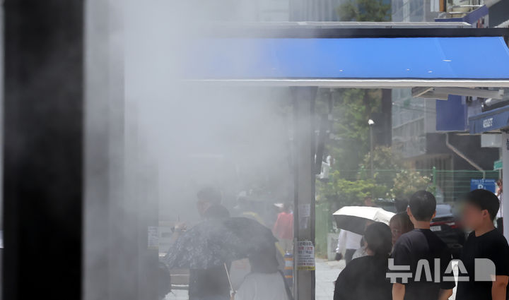 [부산=뉴시스] 하경민 기자 = 전국에 무더운 날씨가 이어진 11일 부산 동구 부산진역 맞은편에서 시민들이 쿨링포그를 맞으며 더위를 식히고 있다. 2025.06.11. yulnetphoto@newsis.com