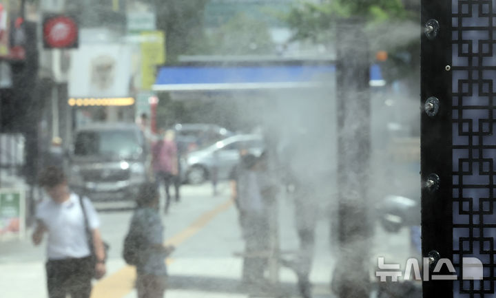[부산=뉴시스] 하경민 기자 = 전국에 무더운 날씨가 이어진 11일 부산 동구 부산진역 맞은편에서 시민들이 쿨링포그를 맞으며 더위를 식히고 있다. 2025.06.11. yulnetphoto@newsis.com