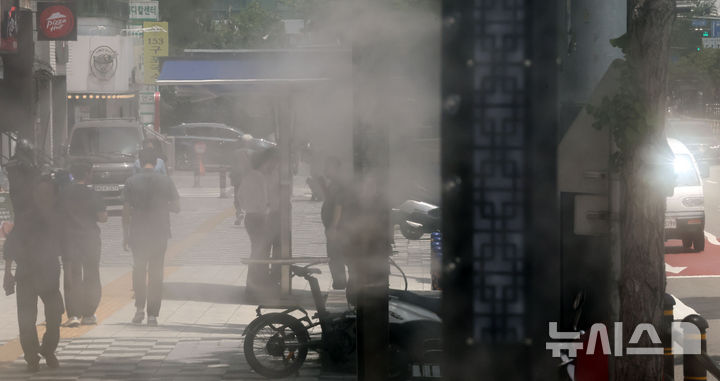 [부산=뉴시스] 하경민 기자 = 전국에 무더운 날씨가 이어진 11일 부산 동구 부산진역 맞은편에서 시민들이 쿨링포그를 맞으며 더위를 식히고 있다. 2025.06.11. yulnetphoto@newsis.com