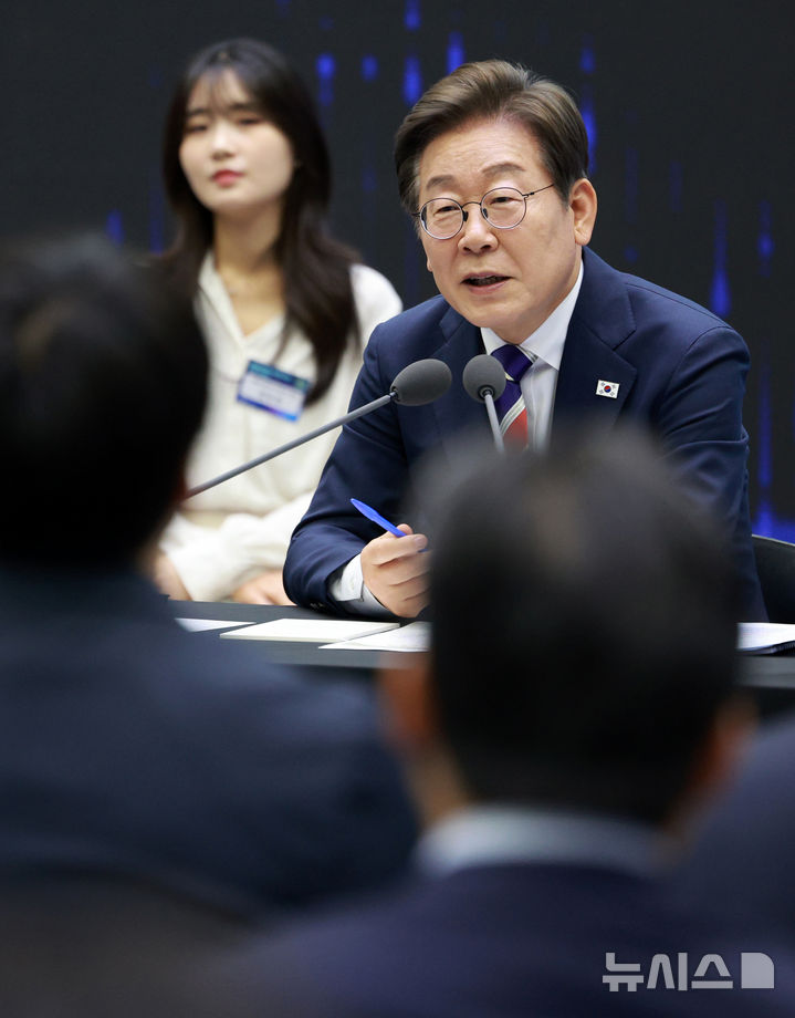 [서울=뉴시스] 고범준 기자 = 이재명 대통령이 11일 서울 영등포구 한국거래소에서 열린 주식시장 불공정거래 근절을 위한 현장 간담회에서 참석자 질문에 답하고 있다. 2025.06.11. bjko@newsis.com