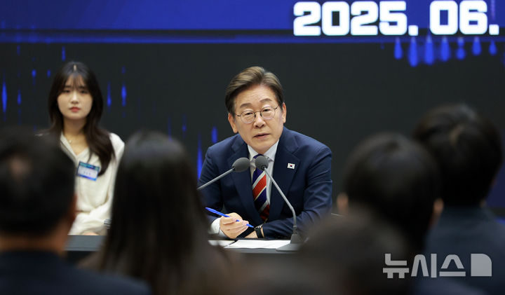 [서울=뉴시스] 고범준 기자 = 이재명 대통령이 11일 서울 영등포구 한국거래소에서 열린 주식시장 불공정거래 근절을 위한 현장 간담회에서 참석자 질문에 답하고 있다. 2025.06.11. bjko@newsis.com