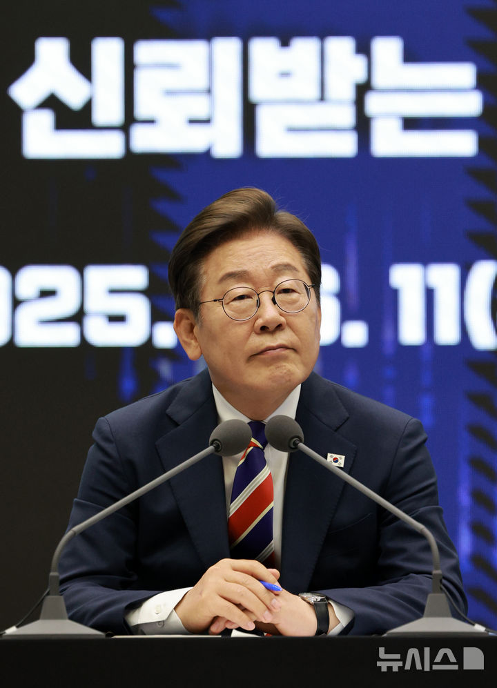 [서울=뉴시스] 고범준 기자 = 이재명 대통령이 11일 서울 영등포구 한국거래소에서 열린 주식시장 불공정거래 근절을 위한 현장 간담회에서 참석자 질문을 듣고 있다. 2025.06.11. bjko@newsis.com
