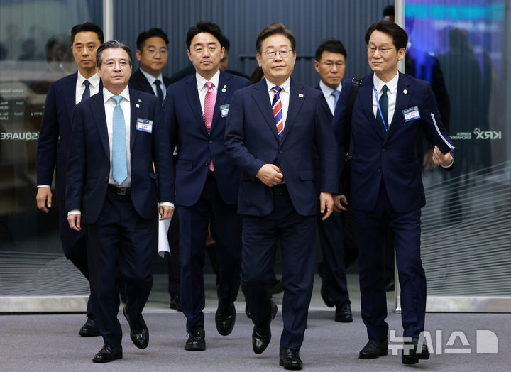 [서울=뉴시스] 고범준 기자 = 이재명 대통령이 11일 서울 영등포구 한국거래소에서 열린 주식시장 불공정거래 근절을 위한 현장 간담회에 입장하고 있다. 왼쪽부터 김용범 정책실장, 강훈식 비서실장, 이 대통령, 권혁기 의전비서관. 2025.06.11. bjko@newsis.com