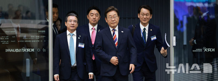 [서울=뉴시스] 고범준 기자 = 이재명 대통령이 11일 서울 영등포구 한국거래소에서 열린 주식시장 불공정거래 근절을 위한 현장 간담회에 입장하고 있다. 왼쪽부터 김용범 정책실장, 강훈식 비서실장, 이 대통령, 권혁기 의전비서관. 2025.06.11. bjko@newsis.com