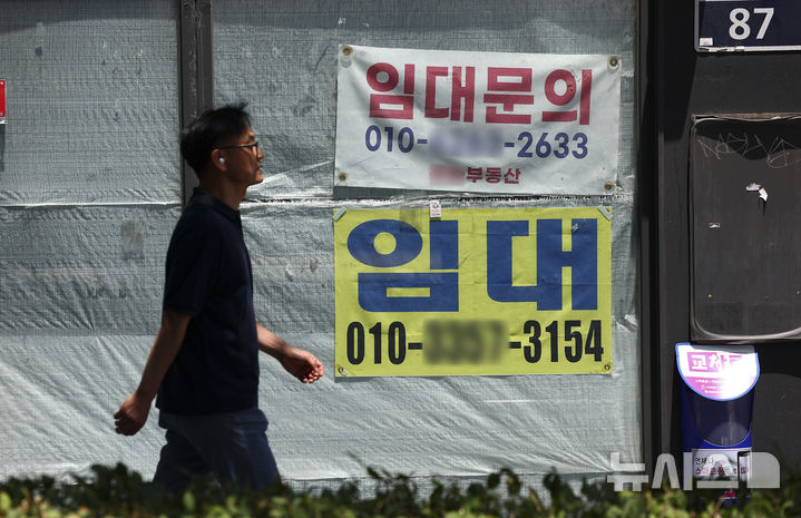 [서울=뉴시스] 김근수 기자 = 11일 서울 시내의 한 폐업 식당 앞에 임대 안내문이 붙어 있다. 경기가 악화되고 소비가 줄면서 내수와 밀접한 업종인 숙박 및 음식점업 취업자 수는 1년 전보다 6만 7000명 줄며 15개월 만에 감소로 전환했다. 감소폭은 코로나19가 한창 유행하던 2021년 11월(-8만 6000명) 이후 최대폭으로 줄었다. 2025.06.11. ks@newsis.com