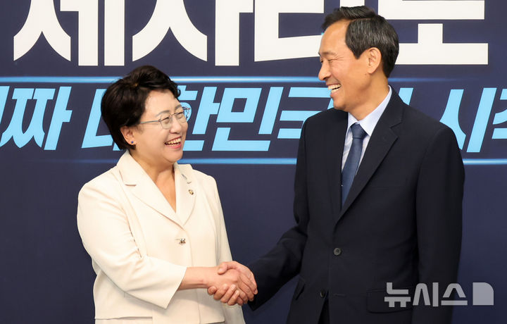 [서울=뉴시스] 조성우 기자 = 김선민(왼쪽) 조국혁신당 당대표 권한대행이 11일 오후 서울 여의도 국회에서 우상호 대통령실 정무수석을 접견하며 기념촬영하고 있다. 2025.06.11. xconfind@newsis.com