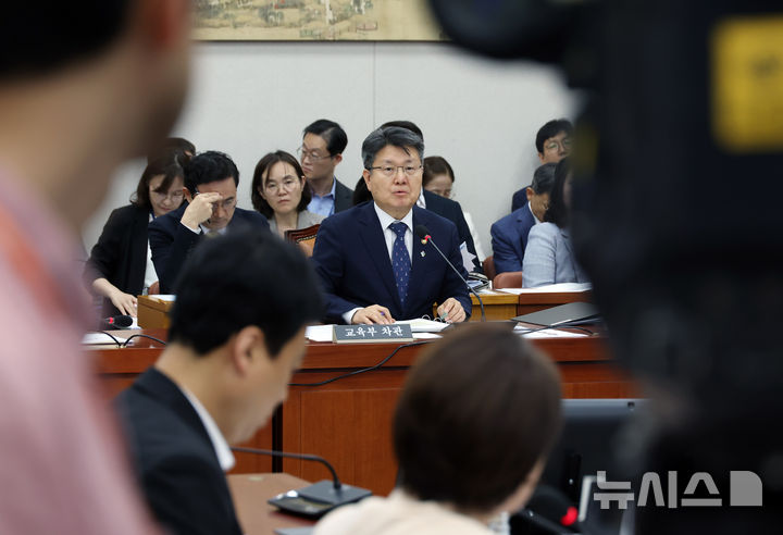 [서울=뉴시스] 고승민 기자 = 11일 서울 여의도 국회에서 열린 제426회국회(임시회) 교육위원회 제1차 전체회의에서 오석환 교육부 차관이 리박스쿨 관련 의원 질의에 답하고 있다. 2025.06.11. kkssmm99@newsis.com