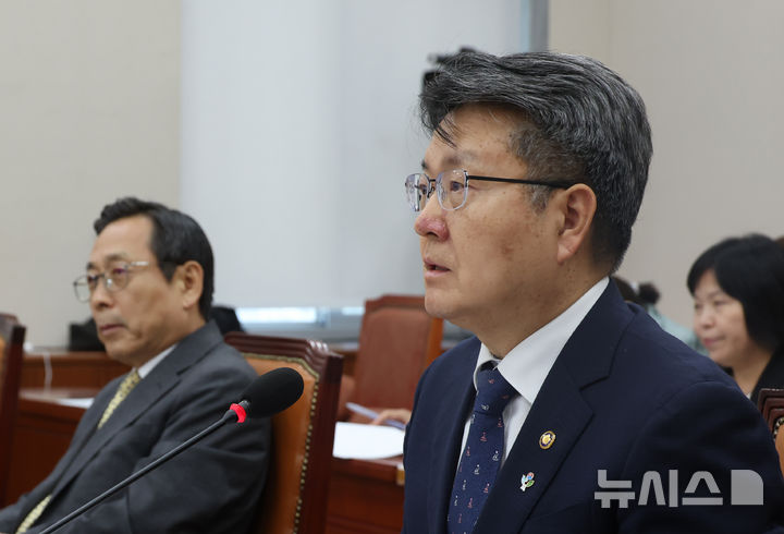 [서울=뉴시스] 고승민 기자 = 11일 서울 여의도 국회에서 열린 제426회국회(임시회) 교육위원회 제1차 전체회의에서 오석환 교육부 차관이 리박스쿨 관련 의원 질의에 답하고 있다. 2025.06.11. kkssmm99@newsis.com