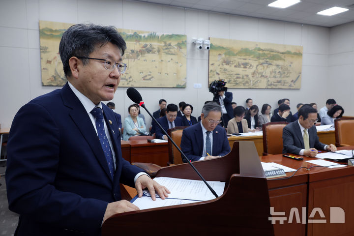 [서울=뉴시스] 고승민 기자 = 11일 서울 여의도 국회에서 열린 제426회국회(임시회) 교육위원회 제1차 전체회의에서 오석환 교육부 차관이 업무보고를 하고 있다. 2025.06.11. kkssmm99@newsis.com
