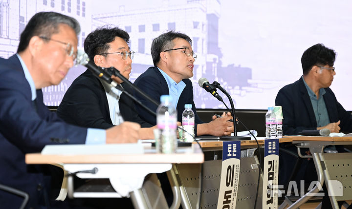 [광주=뉴시스] 김혜인 기자 = 11일 오후 광주 동구 전일빌딩 다목적강당에서 옛전남도청복원협의회가 주최한 '옛 전남도청 명칭 및 운영방안 토론회'가 열리고 있다. 2025.06.11. hyein0342@newsis.com