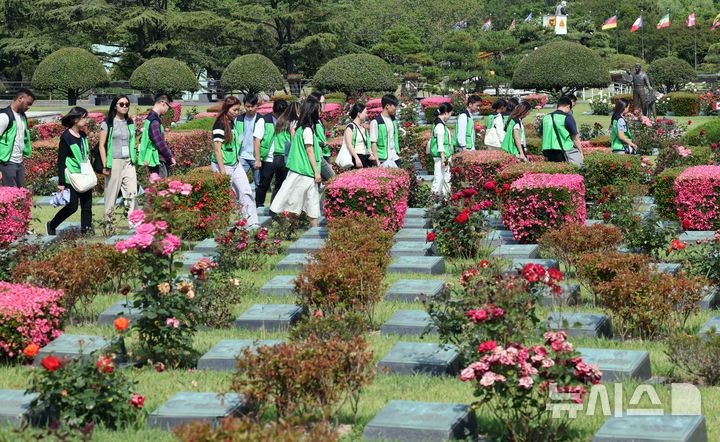 [부산=뉴시스] 하경민 기자 = 유엔참전국 후손 교류캠프 참가자들이 11일 부산 남구 유엔기념공원 전몰장병묘역을 참배하고 있다. 올해로 16회째를 맞는 이번 캠프에는 6·25전쟁 유엔군 참전용사 후손과 참전국·국내 대학생 등 13개국 150명이 참여했다. 2025.06.11. yulnetphoto@newsis.com