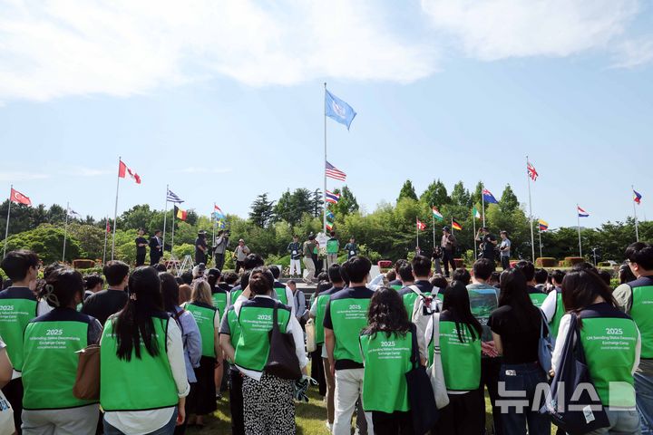 [부산=뉴시스] 하경민 기자 = 유엔참전국 후손 교류캠프 참가자들이 11일 부산 남구 유엔기념공원 전몰장병묘역을 참배하고 있다. 올해로 16회째를 맞는 이번 캠프에는  6·25전쟁 유엔군 참전용사 후손과 참전국·국내 대학생 등 13개국 150명이 참여했다. 2025.06.11. yulnetphoto@newsis.com