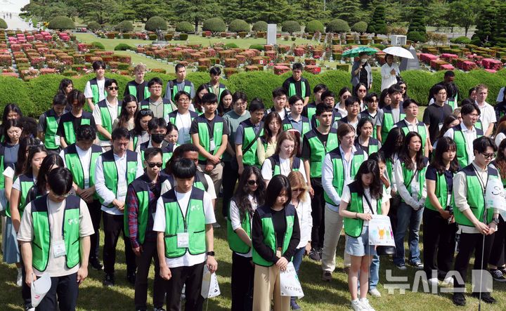 [부산=뉴시스] 하경민 기자 = 유엔참전국 후손 교류캠프 참가자들이 11일 부산 남구 유엔기념공원 전몰장병묘역을 참배하고 있다. 올해로 16회째를 맞는 이번 캠프에는  6·25전쟁 유엔군 참전용사 후손과 참전국·국내 대학생 등 13개국 150명이 참여했다. 2025.06.11. yulnetphoto@newsis.com