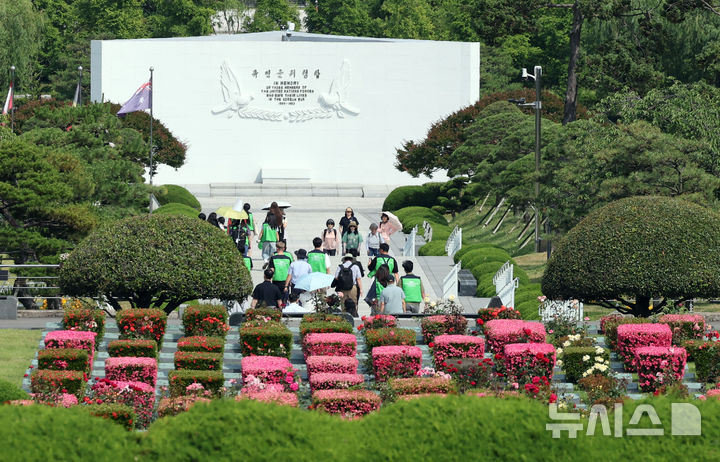 [부산=뉴시스] 하경민 기자 = 유엔참전국 후손 교류캠프 참가자들이 11일 부산 남구 유엔기념공원 전몰장병묘역을 참배하고 있다. 올해로 16회째를 맞는 이번 캠프에는  6·25전쟁 유엔군 참전용사 후손과 참전국·국내 대학생 등 13개국 150명이 참여했다. 2025.06.11. yulnetphoto@newsis.com