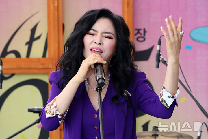 [서울=뉴시스] 박진희 기자 = 가수 웅산이 11일 서울 중구 국립극장 해맞이 쉼터에서 국립극장 2025 '여우락 페스티벌' 쇼케이스를 하고 있다. 2025.06.11. pak7130@newsis.com