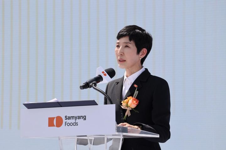 [서울=뉴시스] 김정수 삼양식품 부회장이 11일 경남 삼양식품 밀양캠퍼스에서 열린 밀양 제2공장 준공식에 참석해 발언하고 있다.&nbsp; 삼양식품은 연면적 3만 2989㎡, 지하 1층, 지상 3층 규모의 밀양 2공장을 준공했다. 해외 수출용 제품을 생산하는 제2공장이 가동되면 미국과 멕시코, 유럽 등 주요 해외시장에 대한 초과 수요 대응이 가능할 것이라는 전망이다. (사진=삼양식품 제공) 2025.06.11. photo@newsis.com *재판매 및 DB 금지