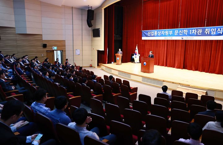 [서울=뉴시스] 문신학 산업통상자원부 1차관이 11일 오후 세종시 정부세종청사에서 열린 취임식에서 취임사를 하고 있다. (사진=산업통상자원부 제공) 2025.06.11. photo@newsis.com *재판매 및 DB 금지