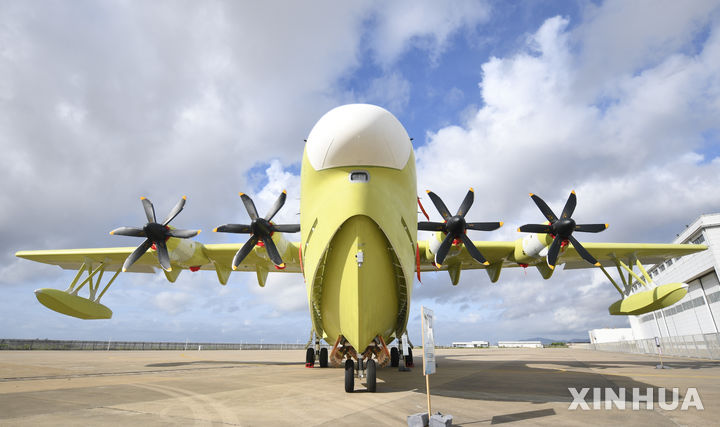 [주하이=신화/뉴시스] 중국항공공업그룹(AVIC)은 자체 개발한 대형 수륙양용 항공기인 AG600 '쿤룽(鯤龍)'이 전날 광둥성 주하이에서 중국민용항공국(CAAC)로부터 생산 허가를 받았다고 11일 신화통신이 보도했다. 사진은 이날 주하이에서 찍은 AG600의 모습. 2025.06.12